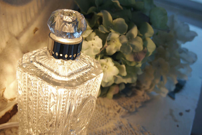 今人気の香水瓶モチーフ。幻想的な灯りと香り。アブリル アロマランプ