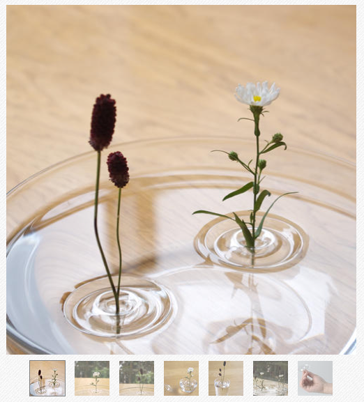 どんなお部屋にもマッチするインテリアアイテム　波紋のような形をした小さな花のための水に浮かべる一輪挿し