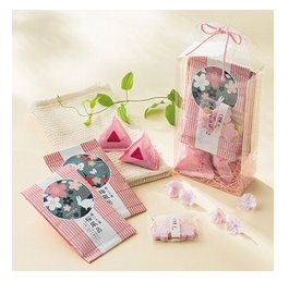 やっぱりサクラのデザインは魅力的。季節限定ギフトパッケージ　桜の塩美浴ぎふと