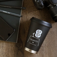 スヌーピーのアートがデザインされたオンラインショップ限定タンブラー。「PEANUTS Cafe×thermo mug」コラボタンブラー