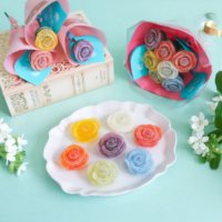お花屋さんが作るバラの形の新食感グミ