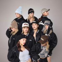 SNS・YouTubeを中心に活動するマルチインフルエンサーのYURINOと須田アンナ。彼女たちが手掛けるプロジェクト、episodeとのコラボレーションコレクションが「ニューエラ」よりリリースされる。