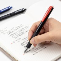 クッション効果で、極細ペンに起こっていたガリガリ感を軽減。ペン上部にスプリングを加えた独自機構搭載のジェルボールペン『サラサナノ 0.38』 12月4日（月）発売