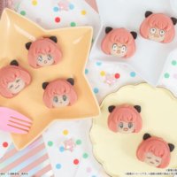 SPY×FAMILYより、アーニャのあんな顔やこんな顔を おもちの上で再現した食べマスモッチが全国のローソンに初登場！