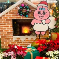 ポインセチアに囲まれたサンタクロース姿の 「おぱんちゅうさぎ」が登場！