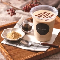 【ローソン】MACHI cafe＋に新登場！ 和風テイストの贅沢スムージー 『黒ゴマきな粉のソイバナナスムージー』