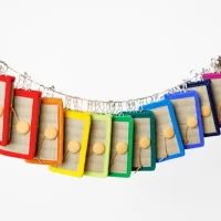 安全な暮らしに欠かせない鍵を包み、日々を見守るキーケース《inoca CASE KEY》の新作発売開始。いぐさの香りや手触りに癒されながら、同時にすっと気の引き締まる、ロングセラー《inoca》シリーズ。