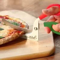 ピザをハサミで切り分ける？！映えるイタリアンカラーで新登場 「ののじ　Pizzaハサミ(グリーン／レッド)」　 2025年3月24日(月)より販売開始