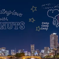 日本初のPEANUTSのドローンショーが8日連続開催！ コミック誕生75周年記念にスヌーピーが大阪の夜を彩る