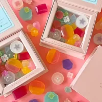 母の日ギフトにおすすめ！宝石や鉱物みたいな琥珀糖がきらめく「花と鉱物のこうぶつヲカシ」4月28日より販売開始
