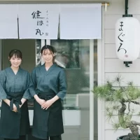 地元姉妹と温泉旅館が手がける本格にぎり寿司店が夕日ヶ浦に誕生！「時季を彩る 佳松苑」料理長監修店