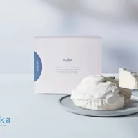 北海道の洋菓子ブランド“aoka(アオカ)”の 新作スイーツはチーズケーキ　 雪のようにふわりとほどける、aokaの新しいくちどけ 『aoka Neige(アオカ ネージュ)』
