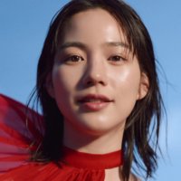 のん、透明感と目力で魅了！真っ赤なノースリーブドレスで登場「N organic」新CMで“闘う美しさ”を表現！メイキングも