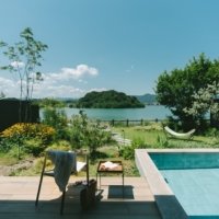 「こころ凪ぐ、理想の夏休み」プライベート空間が心地よい湖畔のガーデンプールと客室温泉。１日３組限定の１棟貸切スイートヴィラ「湖邸-Kotei-」へ 　京都・丹後「HOTEL&湖邸 艸花 -そうか-」