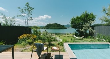 「こころ凪ぐ、理想の夏休み」プライベート空間が心地よい湖畔のガーデンプールと客室温泉。１日３組限定の１棟貸切スイートヴィラ「湖邸-Kotei-」へ 　京都・丹後「HOTEL&湖邸 艸花 -そうか-」